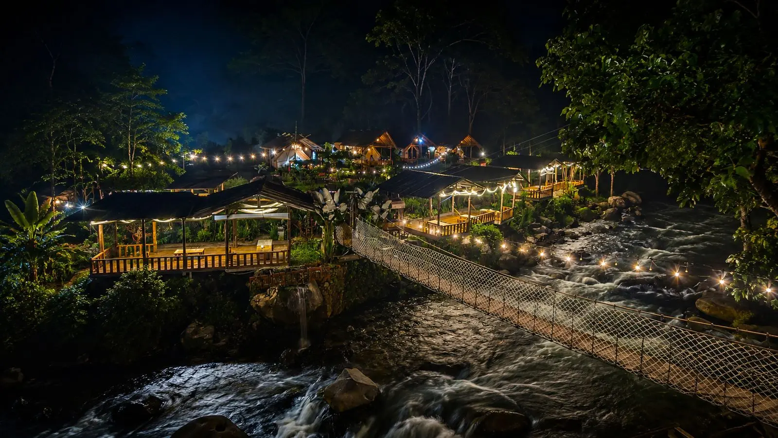 Kaliwatu Sentul — restoran tepi sungai